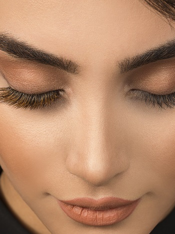 Pure eye makeup with brown eyeshadow